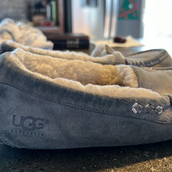Ugg Ansley Color: Light Grey size 8 - Picture 3 of 13